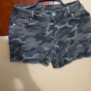 Camo Maurices brand high rise shorts size 6 frayed legs